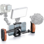Leofoto PH-01 smartphone-videorig exploded view met smartphone, actiecamera, ledlamp en microfoon als mogelijke accessoires rond de rig.