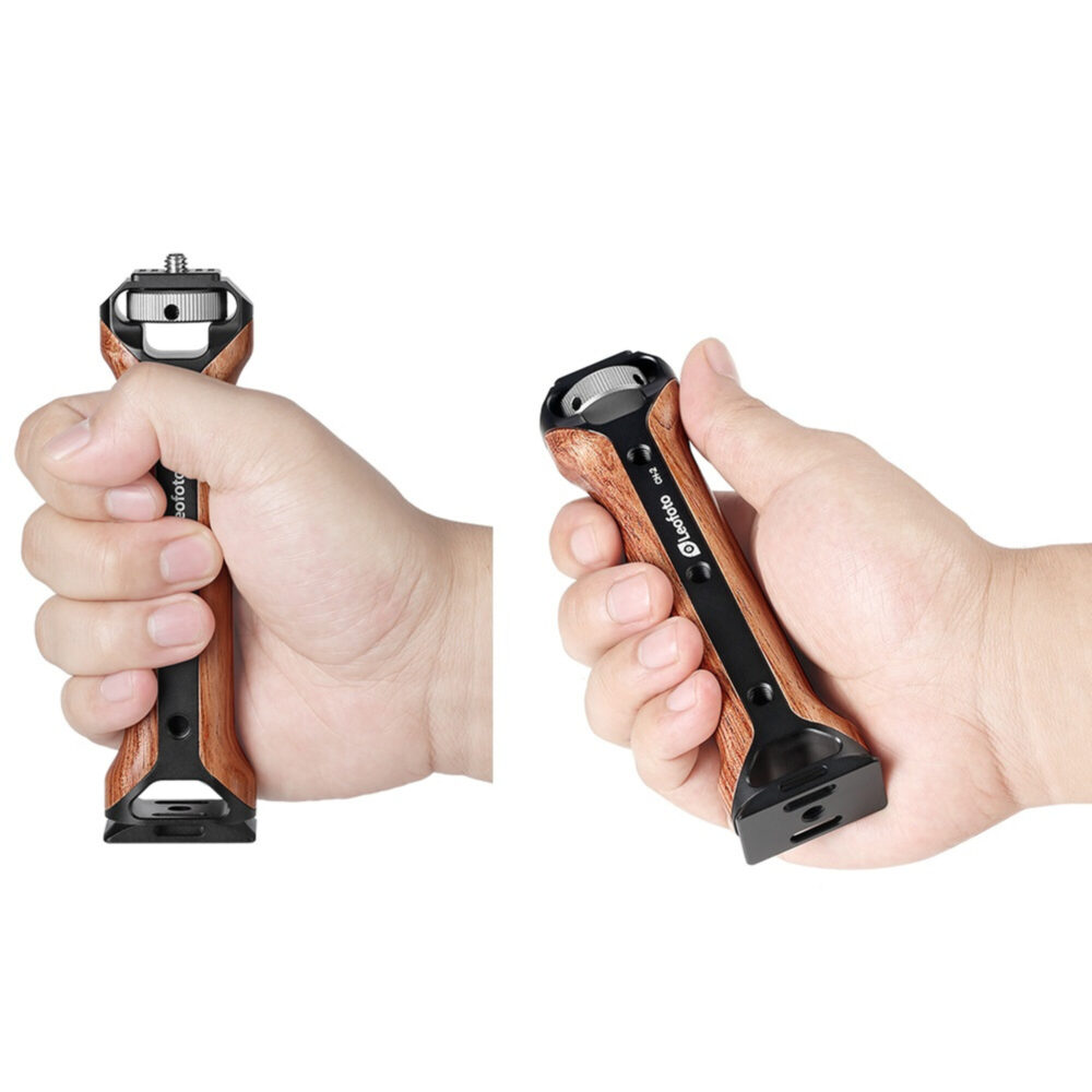 Leofoto VC‑2 dubbele handgreep demonstratie waarbij een hand de verticale rig vasthoudt en een tweede hand een losse grip toont.
