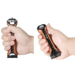 Leofoto VC‑2 dubbele handgreep demonstratie waarbij een hand de verticale rig vasthoudt en een tweede hand een losse grip toont.