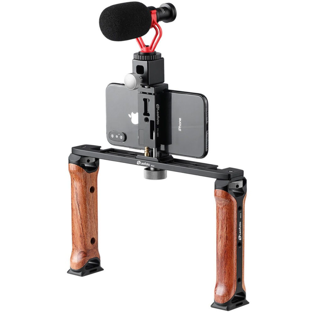 Leofoto VC‑2 dubbele handgreep compleet opgesteld met smartphone en microfoon bovenop voor stabiele video-opnamen.