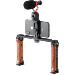 Leofoto VC‑2 dubbele handgreep compleet opgesteld met smartphone en microfoon bovenop voor stabiele video-opnamen.