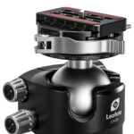 Leofoto LH-55PCL statiefkogelkop schuin zijaanzicht met duidelijk zicht op kogel, panoramaring en snelklem.