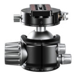 Leofoto LH-55PCL statiefkogelkop liggend zijaanzicht met ver naar voren gekantelde klem en zicht op 55mm kogel.