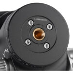 Leofoto-Tripod-ball-head-LH-36R-dual-panorama-function-NP-50-quick-release-plate-3 Leofoto LH-36R statiefkogelkop onderaanzicht met 3/8-inch statiefaansluiting en vier bevestigingsschroeven.