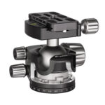 Leofoto-Tripod-ball-head-LH-40-quick-release-plate-QP-70N-2 Leofoto LH‑40 statiefkogelkop driekwart zijaanzicht met zilveren kogel, panoramabasis en horizontale waterpas in de klem.