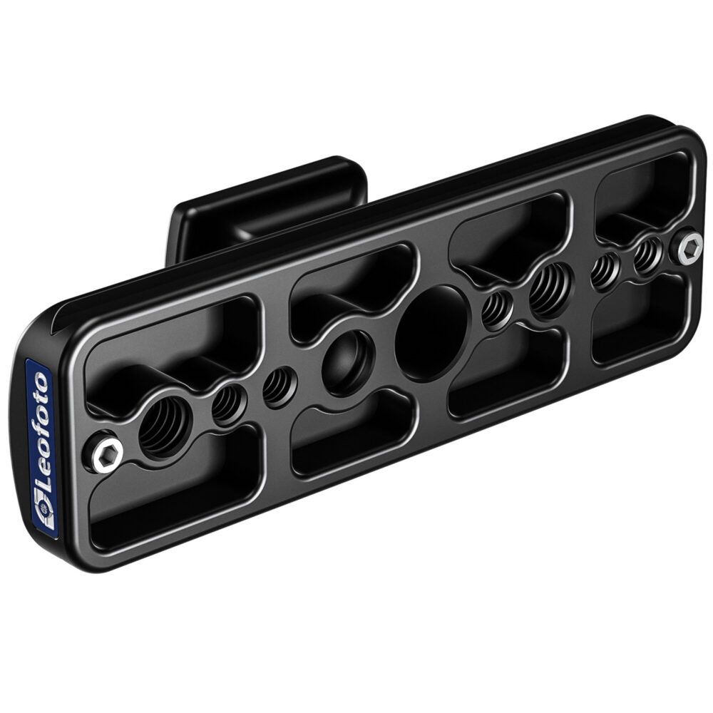 Leofoto CF-08 objectiefvoet onderaanzicht met uitgefreesde lichtgewichtstructuur, 1/4- en 3/8-inch schroefgaten en QD-opening.
