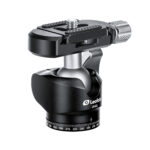 Leofoto-Tripod-ball-head-LH-22-PU-25-8 Leofoto LH-22 + PU-25 statiefkogelkop liggend perspectief met kogel ver gekanteld en klem boven de basis.