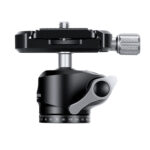 Leofoto-Tripod-ball-head-LH-22-PU-25-9 Leofoto LH-22 + PU-25 statiefkogelkop diagonaal bovenaanzicht met zicht op plaat, klem en panoramaring.