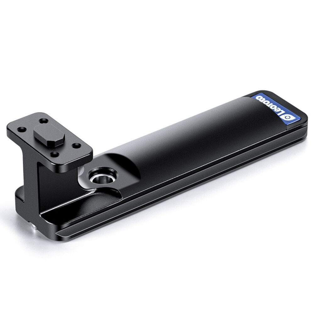 Leofoto NF-04 objectiefvoet zijaanzicht met 1/4- en 3/8-inch schroefgaten in het midden van de Arca-Swiss voet en Leofoto-logo aan het uiteinde.