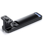 Leofoto NF-04 objectiefvoet zijaanzicht met 1/4- en 3/8-inch schroefgaten in het midden van de Arca-Swiss voet en Leofoto-logo aan het uiteinde.