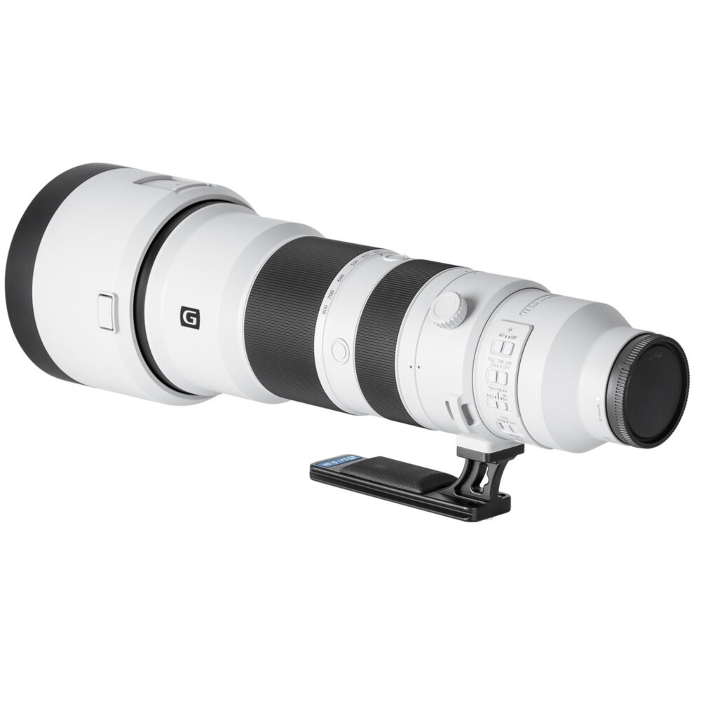 Leofoto SF-04 objectiefvoet gemonteerd onder Sony FE 400–800mm f/6.3–8 G OSS telezoom op statiefkop.