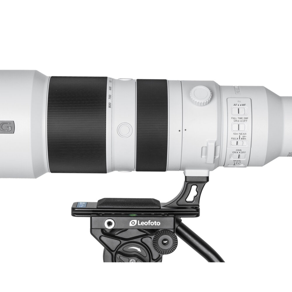 Leofoto SF-04 objectiefvoet zijaanzicht van Sony FE 400–800mm f/6.3–8 G OSS lens op statief met gemonteerde SF-04 voet.