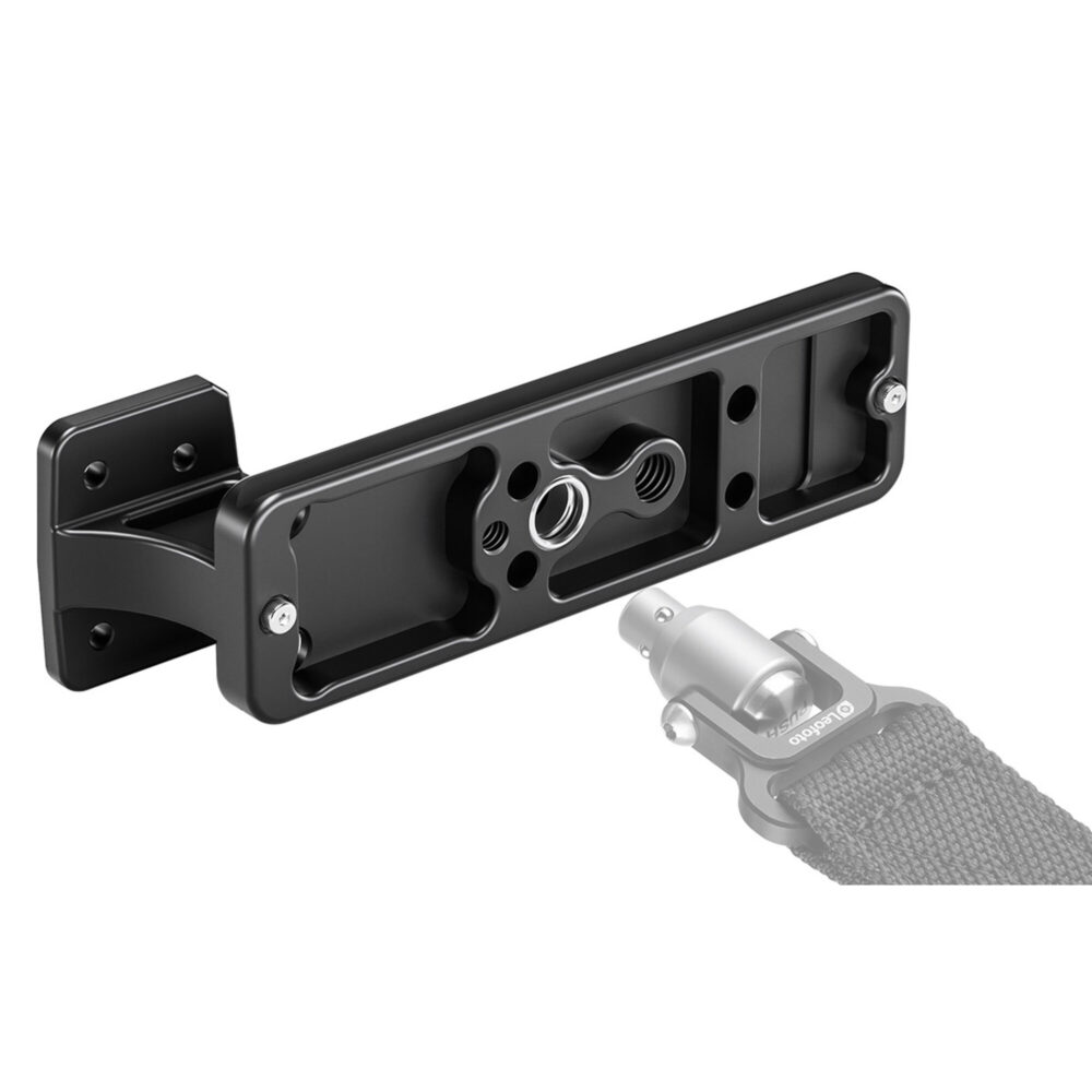 Leofoto NF-06 objectiefvoet onderaanzicht met 1/4- en 3/8-inch schroefgaten, QD-bus en gemonteerde quick-detach riemclip.