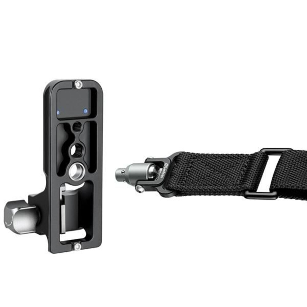 Leofoto SF-01 objectiefvoet zijaanzicht rechtopstaand met bevestigde draagriemclip in de onderzijde van de voet.