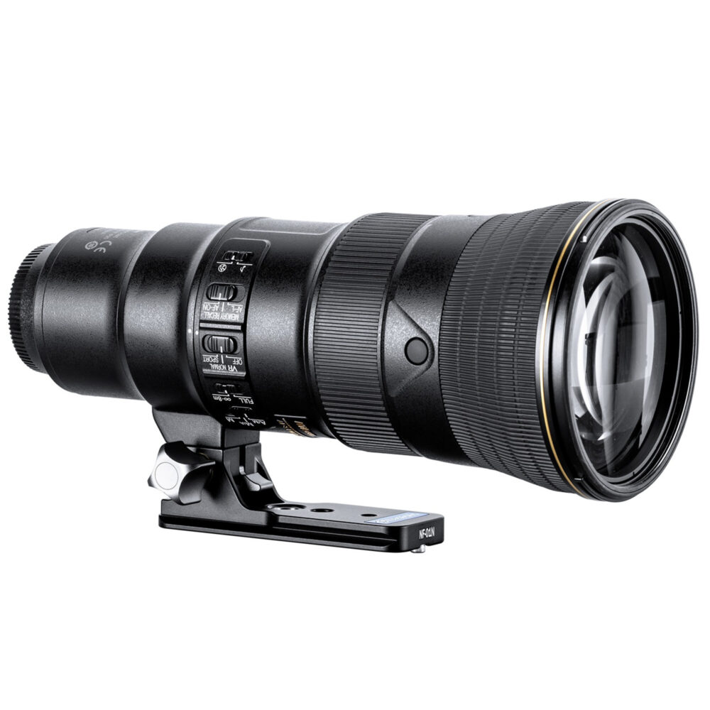 Leofoto NF‑01N objectiefvoet onder Nikon telelens gemonteerd op lange Arca-Swiss statiefplaat in zijaanzicht.