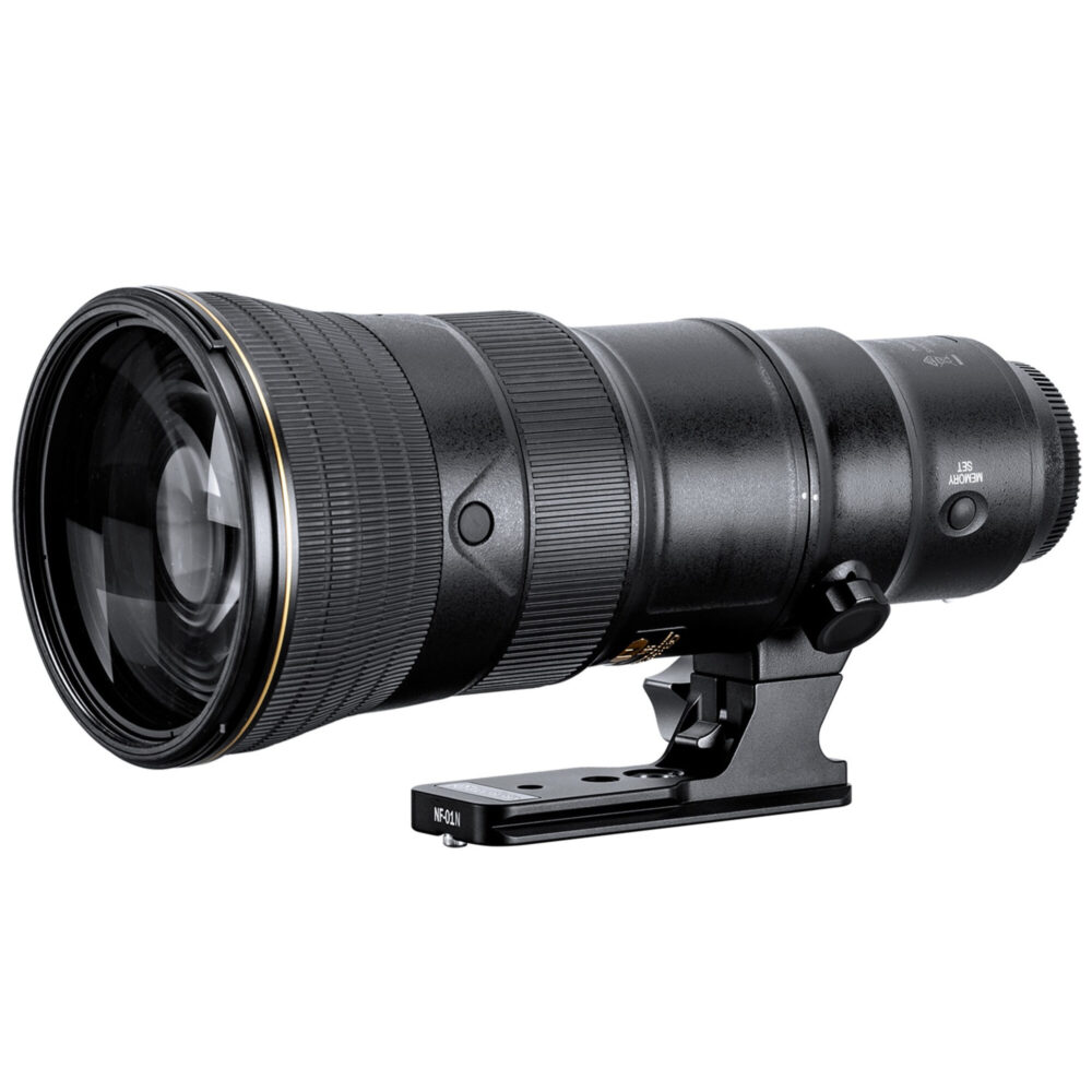 Leofoto NF‑01N objectiefvoet met grote Nikon telelens op lange statiefplaat geplaatst voor stabiele ondersteuning.