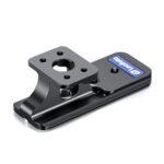 Leofoto CF‑01 objectiefvoet schuin zijaanzicht met stevige gebogen steun, meerdere montagegaten en zwarte aluminium afwerking met Leofoto-logo.