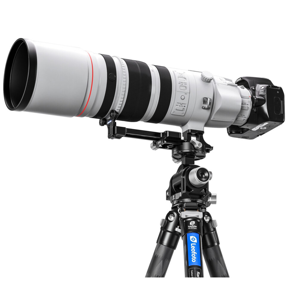 Leofoto EH‑01 objectiefvoet gebruikt onder grote witte telelens met camera op Leofoto statief voor maximale stabiliteit.