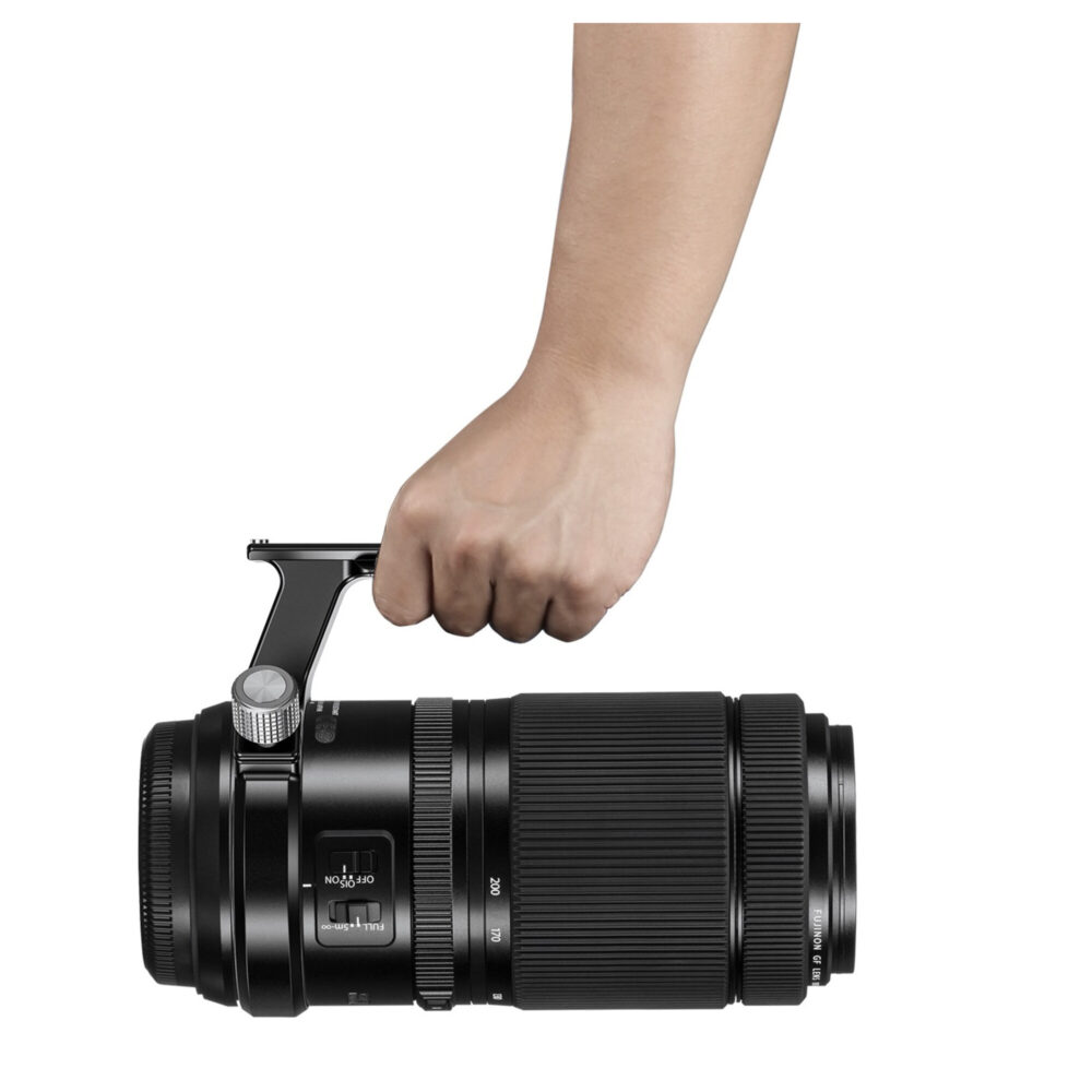 Leofoto FFC-01 Objectiefvoet gemonteerd op Fujifilm telezoom waarbij een hand de lens comfortabel aan de voet draagt.