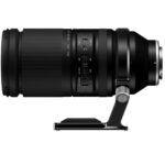 Leofoto-Lens-foot-TRFC-01-suitable-for-Tamron-150-500mm-f5-6-7-Di-III-VC-VXD-3 Leofoto TRFC‑01 objectiefvoet gemonteerd onder Tamron 150–500mm telezoom op statief, lens in horizontale positie.
