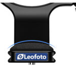 Leofoto-Lens-foot-TRFC-01-suitable-for-Tamron-150-500mm-f5-6-7-Di-III-VC-VXD-4 Leofoto TRFC‑01 objectiefvoet close-up van siliconen handsteun met Leofoto-logo op de voorzijde van de voet.