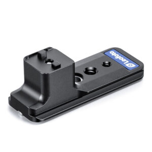 Leofoto CF‑02 objectiefvoet zij- en achteraanzicht met verhoogde lenssteun en zichtbare 1/4- en 3/8-inch schroefgaten in zwarte afwerking.
