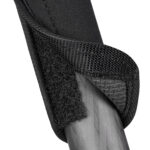 Leofoto-Neoprene-cover-LW-36-2 Leofoto LW-36 Neopreen beschermhoes opengeklapt met ruwere antislip-binnenzijde die strak rond een carbon statiefpoot sluit.