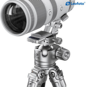 Leofoto CF-07W Objectiefvoet gemonteerd onder witte Canon RF telezoom op balhoofd voor stabiele en uitgebalanceerde ondersteuning.