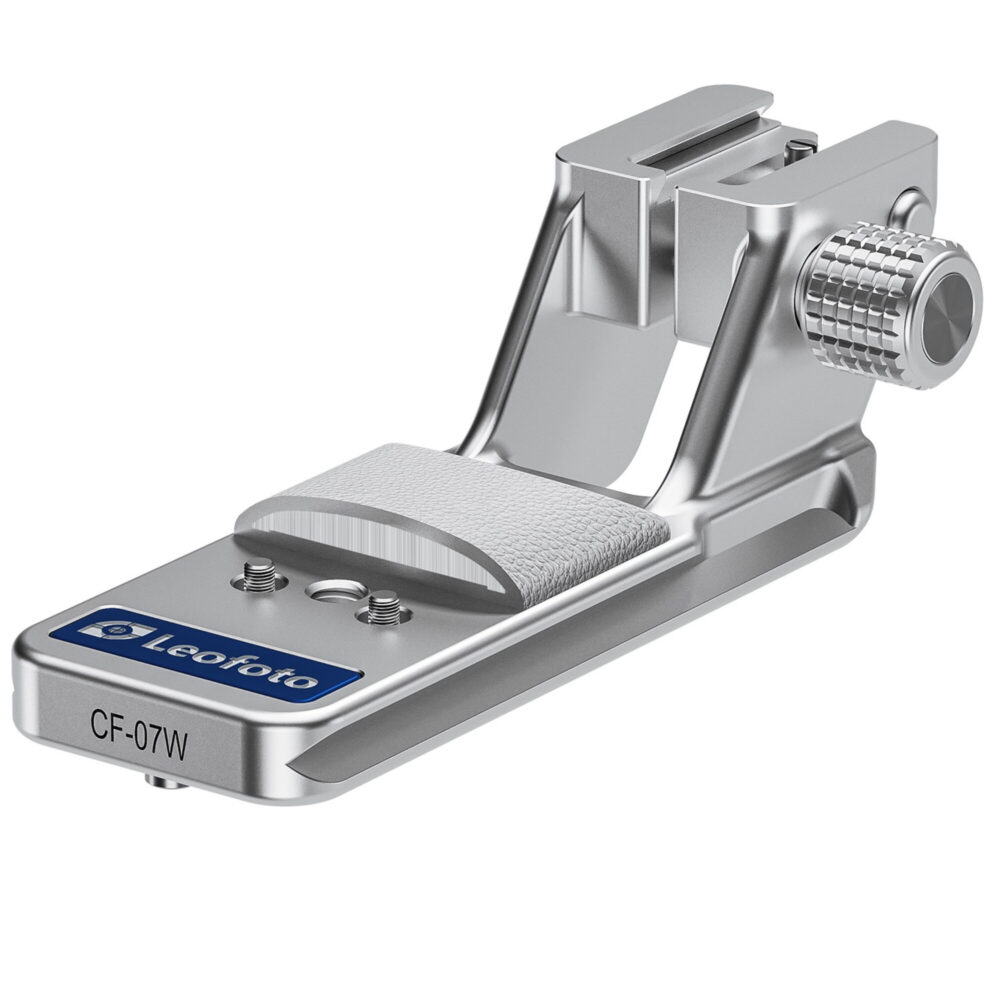 Leofoto CF-07W Objectiefvoet productweergave diagonaal van voren met zilveren body, grijze handsteun en Leofoto-logo.