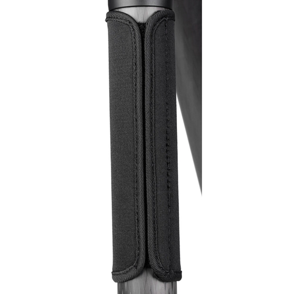 Leofoto LW-28 Neopreen beschermhoes zijaanzicht met volledig gesloten klittenbandsluiting langs de lengte van het statiefbeen.
