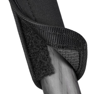 Leofoto LW-32 Neopreen beschermhoes opengeklapt met ruwere antislip-binnenzijde die strak rond een carbon statiefpoot sluit.