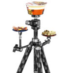 Leofoto LCH-0 Montageplaat set met verschillende gekleurde opnametellers op statief rondom hoofdonderwerp voor tabletop-fotografie.