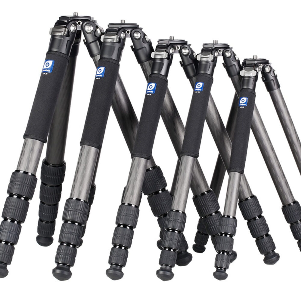 Leofoto LW-KIT Neopreen beschermhoes gemonteerd op meerdere statiefbenen van carbon statieven voor warme grip en bescherming.