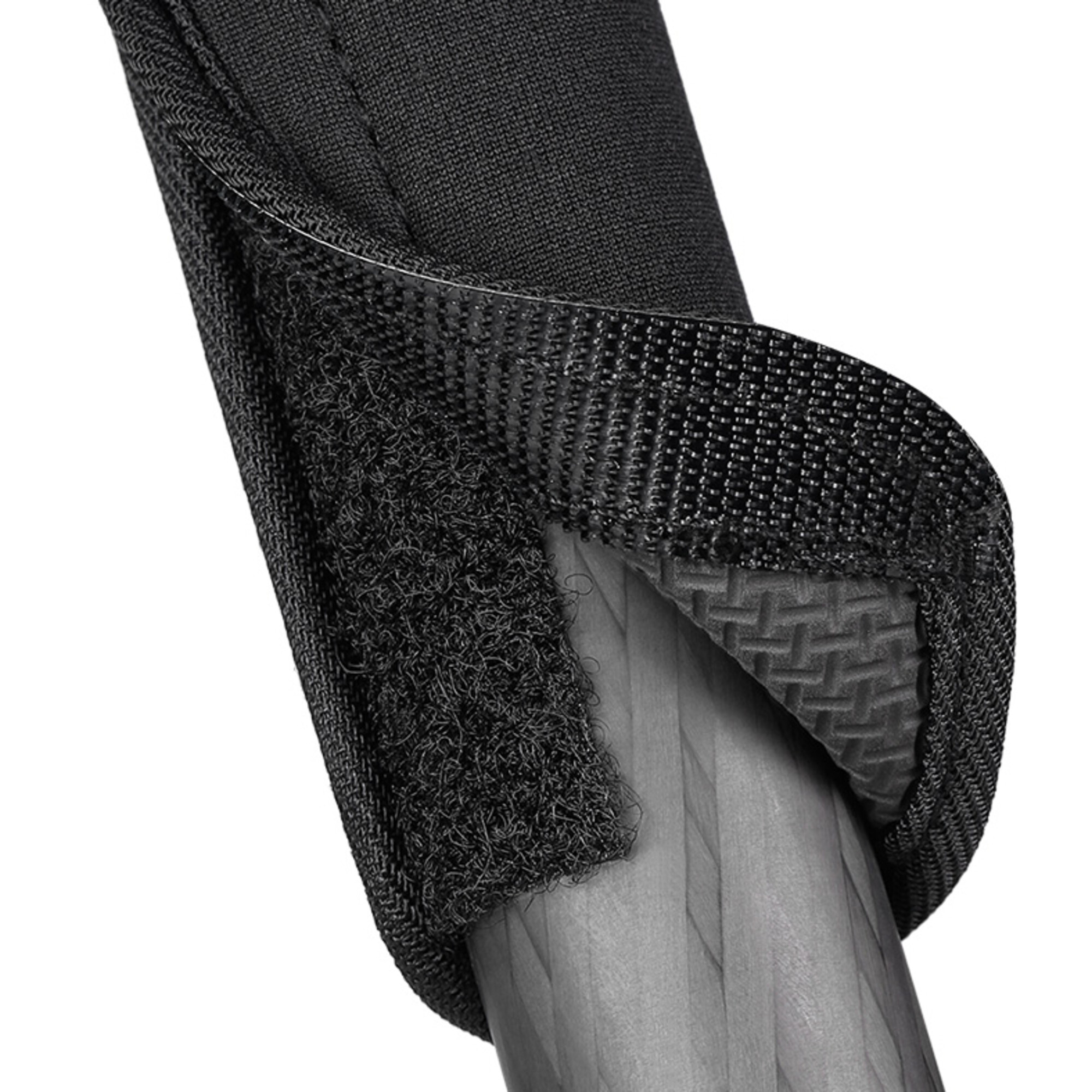 Leofoto LW-22 Neopreen beschermhoes opengeklapt met zichtbare ruwere antislip-binnenzijde rond een carbon statiefpoot.