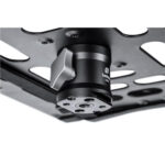 Leofoto LCH-2 laptophouder close-up van de aluminium statiefadapter met vergrendelknop onder de laptopplaat.
