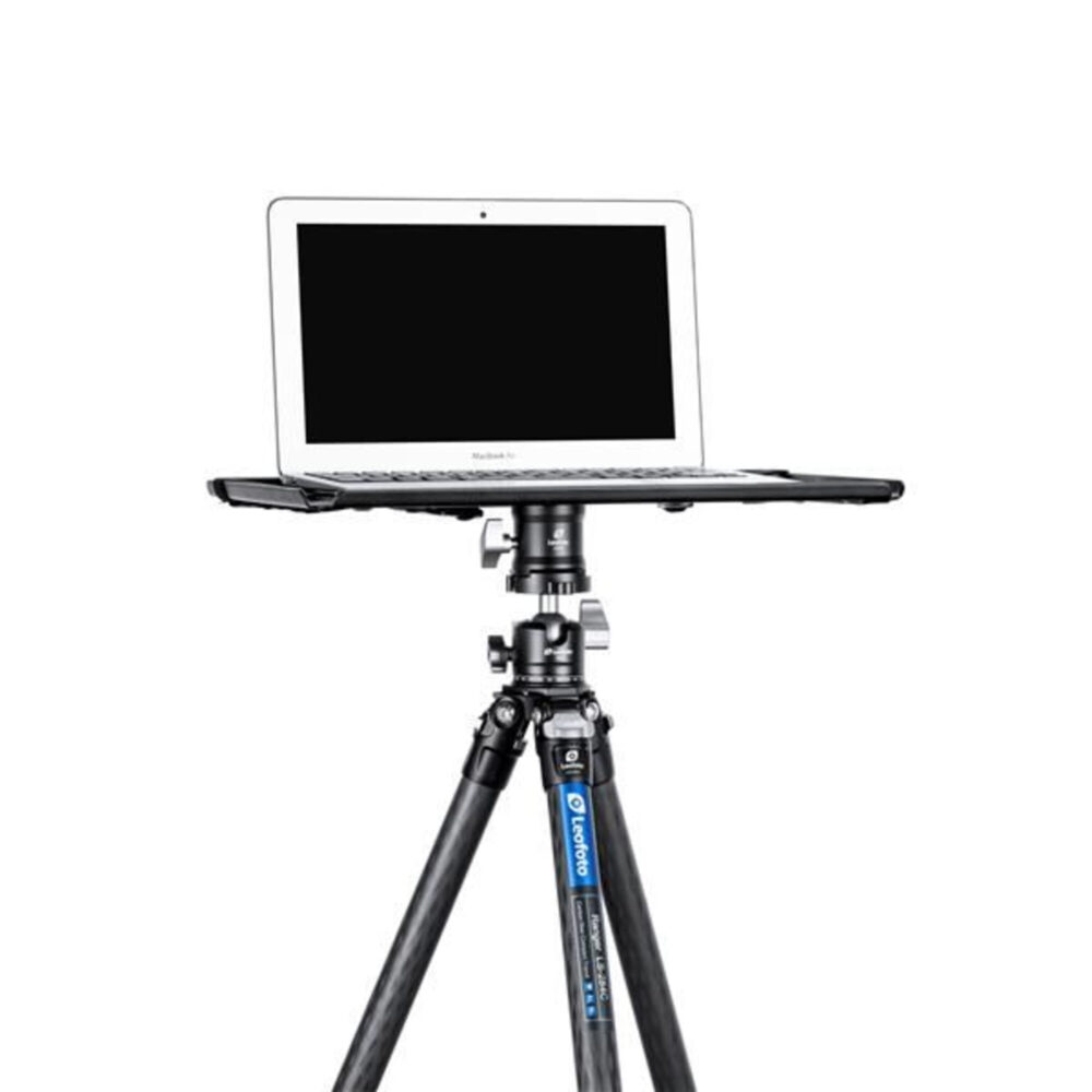 Leofoto LCH-2 laptophouder gemonteerd op statief met laptop op het platform voor stabiel mobiel werken op locatie.