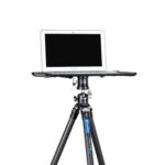 Leofoto LCH-2 laptophouder gemonteerd op statief met laptop op het platform voor stabiel mobiel werken op locatie.