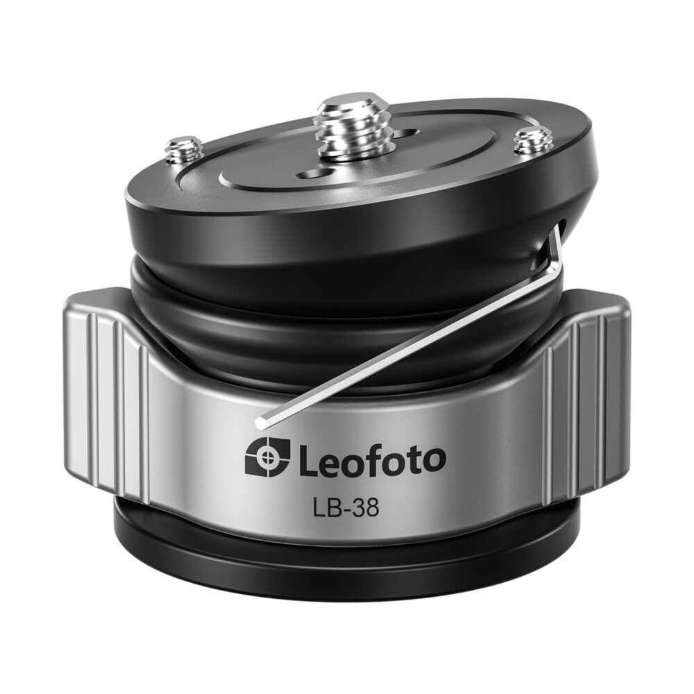 Leofoto LB-38 nivelleerinrichting schuin zijaanzicht met gekantelde topplaat en meegeleverde inbussleutel voor afstelling.