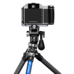 Leofoto LB-38 nivelleerinrichting gemonteerd op statief onder een kleine camera voor nauwkeurig horizontale uitlijning.