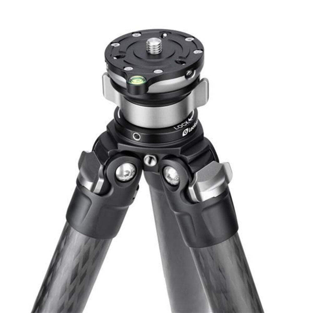 Leofoto LB-65 nivelleerinrichting gemonteerd op carbonstatief voor precies waterpassen van een zware statiefkop.