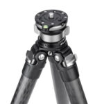 Leofoto LB-65 nivelleerinrichting gemonteerd op carbonstatief voor precies waterpassen van een zware statiefkop.