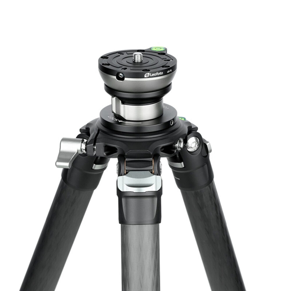 Leofoto LB-75 nivelleerinrichting gemonteerd op carbonstatief om een zware statiefkop snel en nauwkeurig waterpas te zetten.
