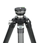 Leofoto LB-75 nivelleerinrichting gemonteerd op carbonstatief om een zware statiefkop snel en nauwkeurig waterpas te zetten.