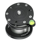 Leofoto LB-75 nivelleerinrichting schuine bovenaanzicht van ronde topplaat met LOCK-markering, schroef en geïntegreerde libel.