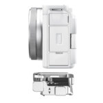 Leofoto LPS-ZV-E1 L-bevestiging zijaanzicht van gemonteerde bracket onder een Sony Alpha ZV-E1 met vrij toegankelijke poorten.