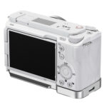 Leofoto LPS-ZV-E1 L-bevestiging achteraanzicht van Sony ZV-E1 met L-bracket die de zijkant en onderkant beschermt.