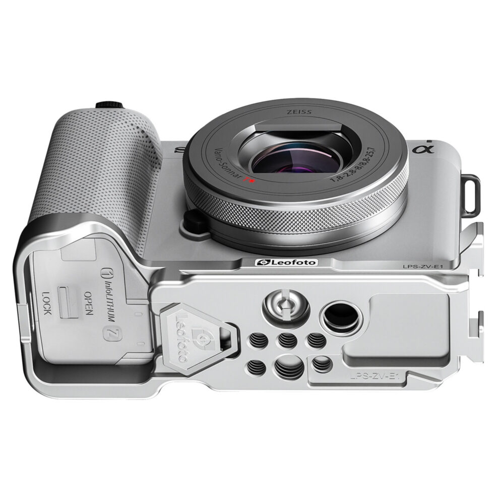 Leofoto LPS-ZV-E1 L-bevestiging bovenaanzicht van Sony ZV-E1 waarbij de L-bracket extra grip en statiefaansluiting biedt.