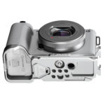 Leofoto LPS-ZV-E1 L-bevestiging bovenaanzicht van Sony ZV-E1 waarbij de L-bracket extra grip en statiefaansluiting biedt.