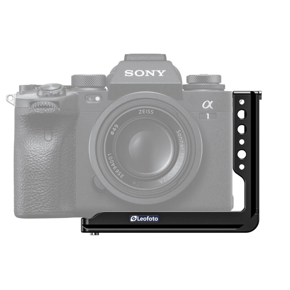 Leofoto LPSO-A1 L-bevestiging frontaanzicht van Sony Alpha camera gemonteerd in de L-bracket op statiefplaat.