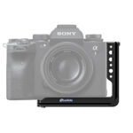 Leofoto LPSO-A1 L-bevestiging frontaanzicht van Sony Alpha camera gemonteerd in de L-bracket op statiefplaat.